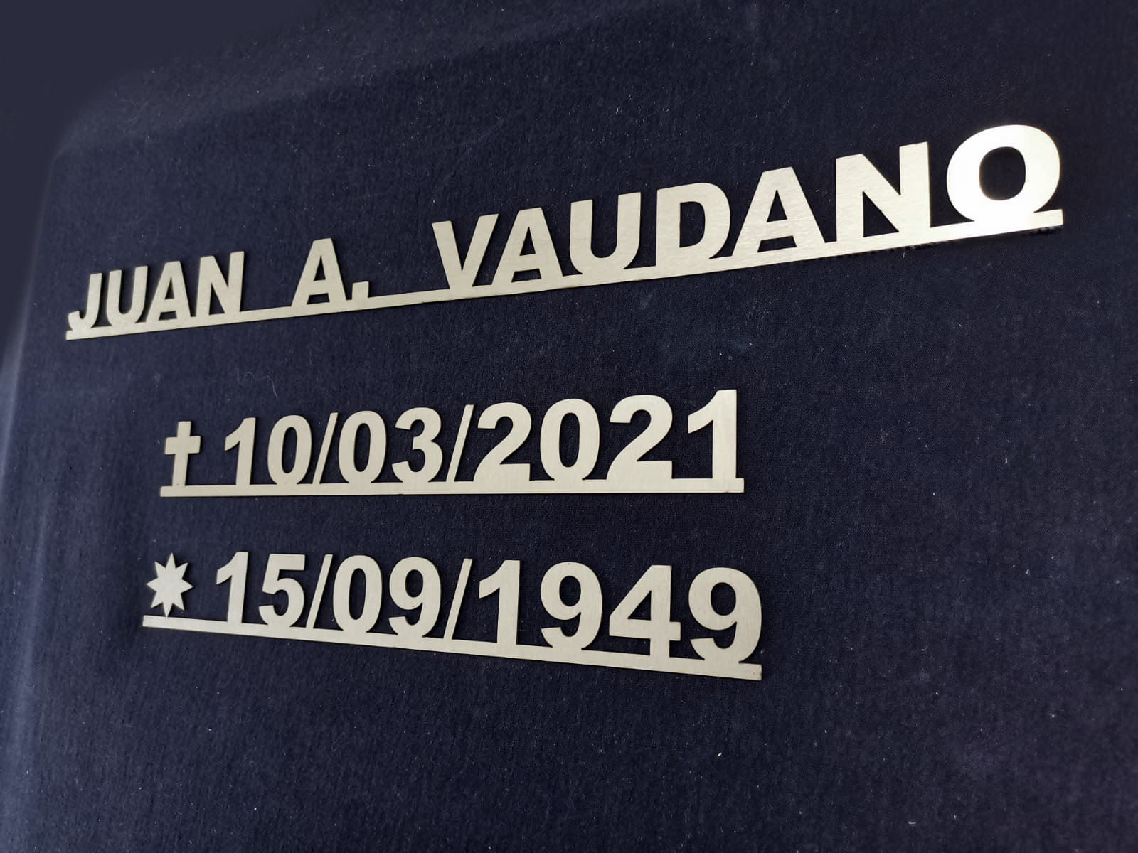 Por letra o número de acero esmerilado
