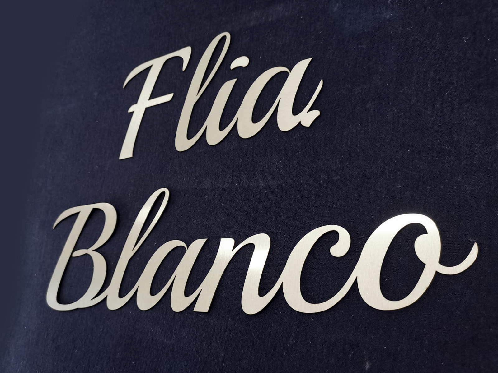 Por letra o número de acero esmerilado