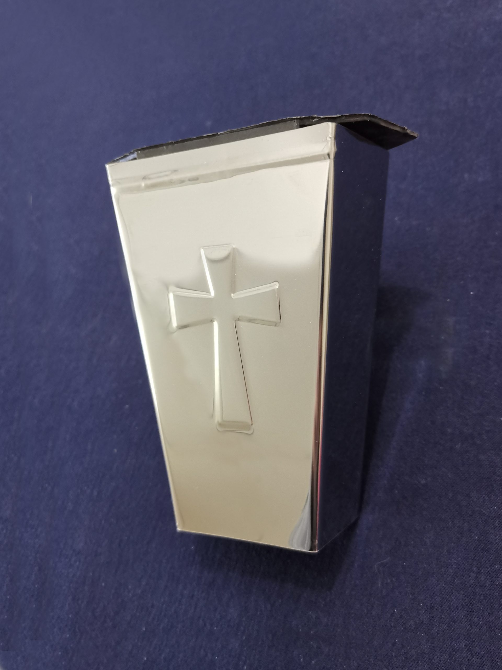 Macetero con cruz labrada y recipiente pl?stico